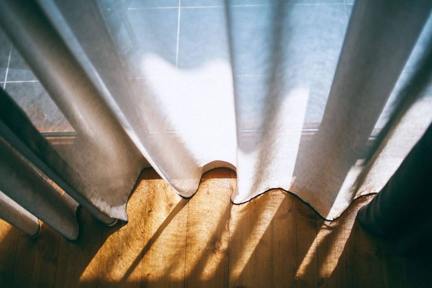 Dieninės (sheer) — Šviesa, kuri lieka minkšta visą dieną.